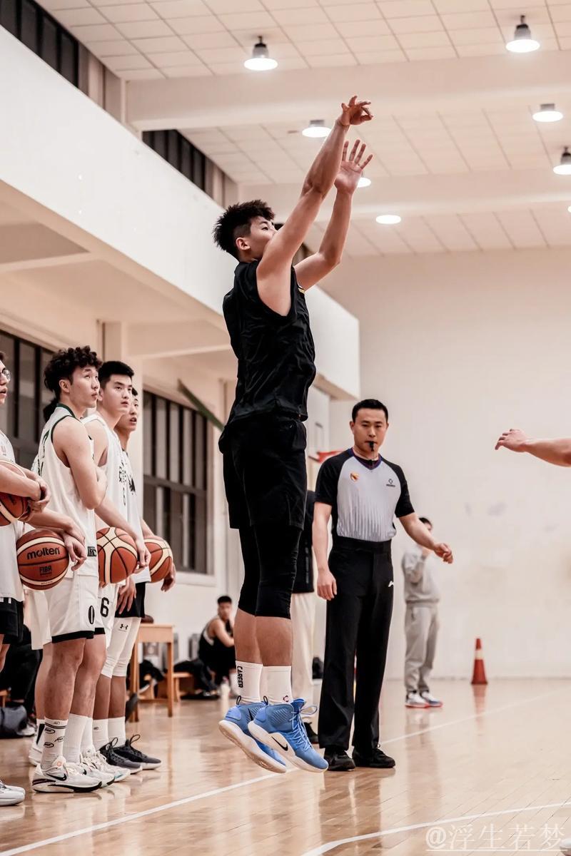 赛场瞬间:周嘉豪如何展现超三联赛的风采?” 赛场瞬间:周嘉豪如何展现超三联赛的风采?”